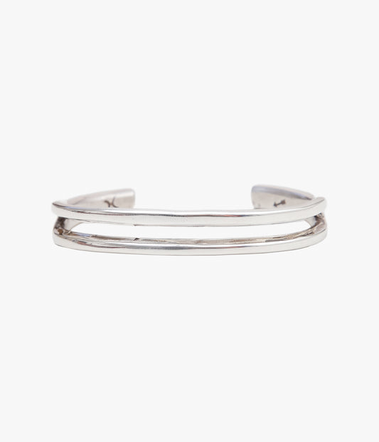 NATIVE AMERICAN JEWELRY ''CIPPY CRAZY HORSE SPLIT BANGLE'' (SILVER)