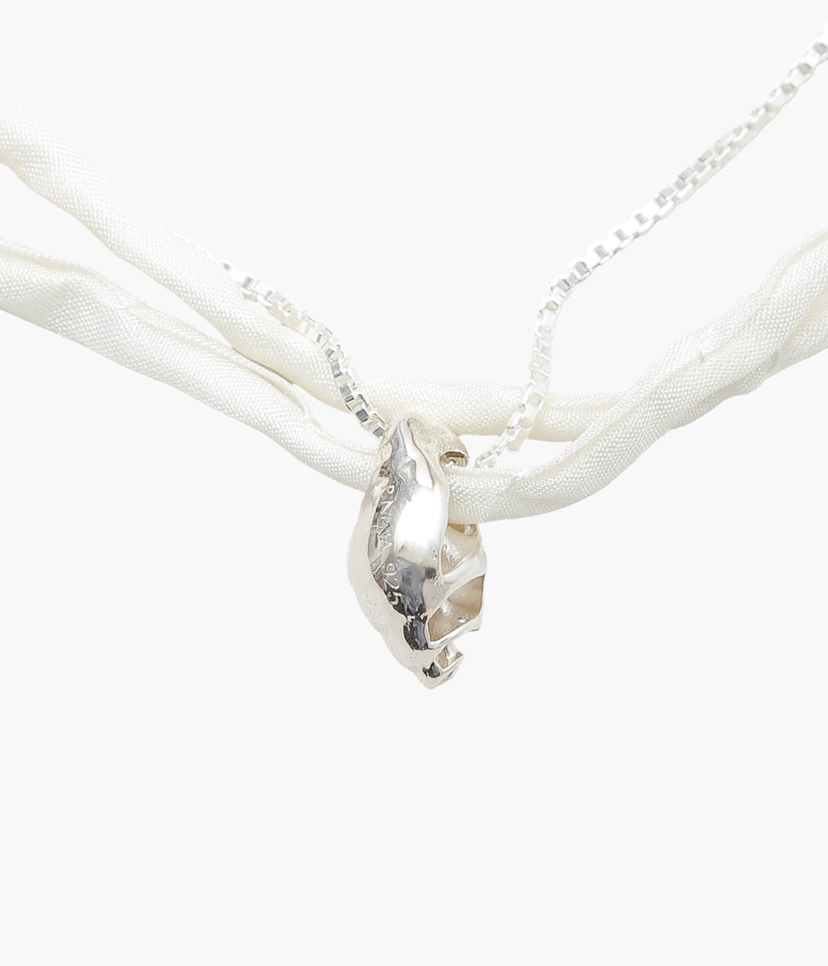 P.NINA ''VENUS PEARL NECKLACE'' (CREAM)