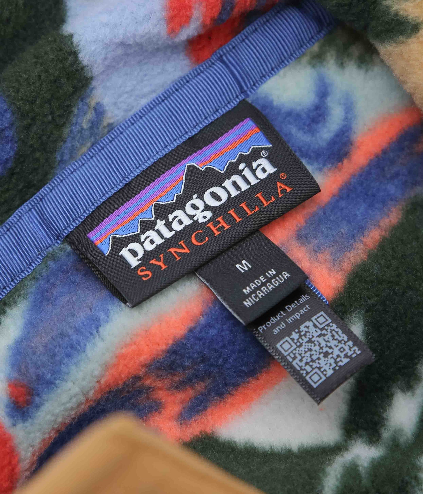 PATAGONIA ''M'S LW SYNCH SNAP-T P/O'' (SALMON ENERGY/OLD GROWTH GREEN)