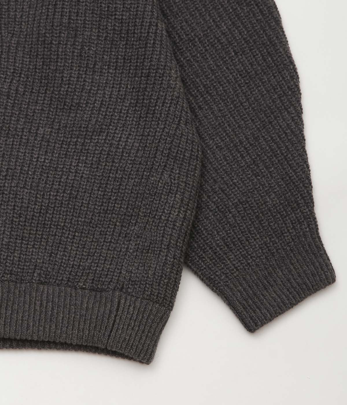 SILLAGE ''SUPER FINE WOOL RIBBED CREW'' (ANTHRACITE)