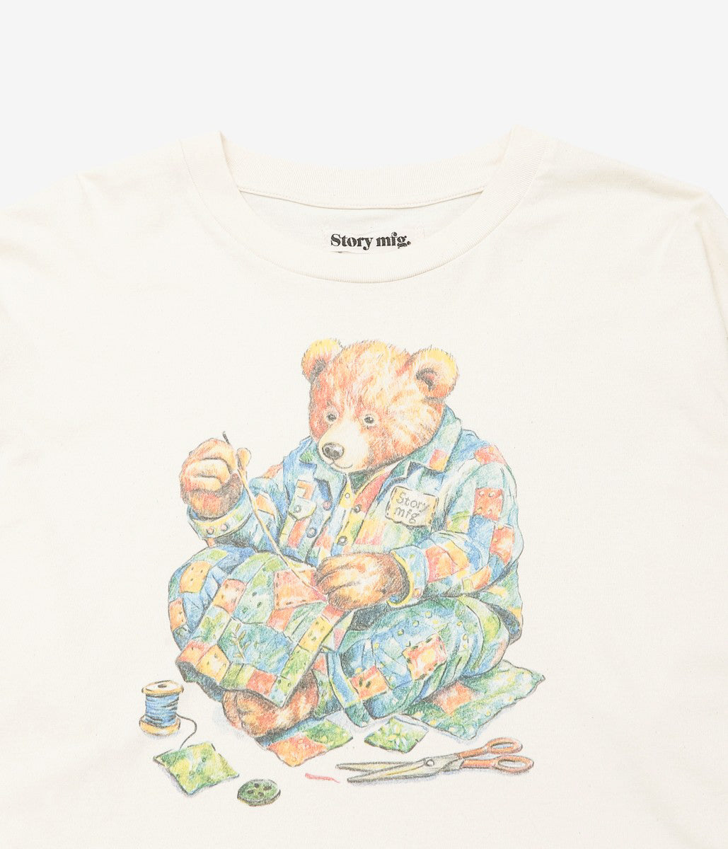 STORY MFG ''GRATEFUL TEE LS'' (ECRU PATCHWORK BEAR)