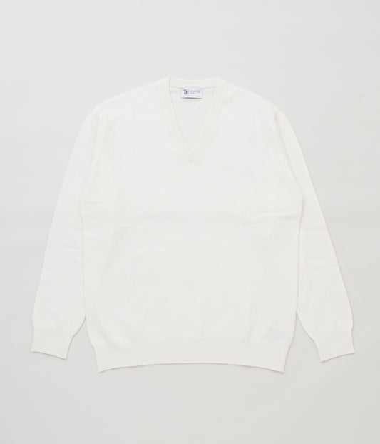 JOHNSTONS "CLASSIC CASHMERE VEE NECK SWEATER" (WHITE)